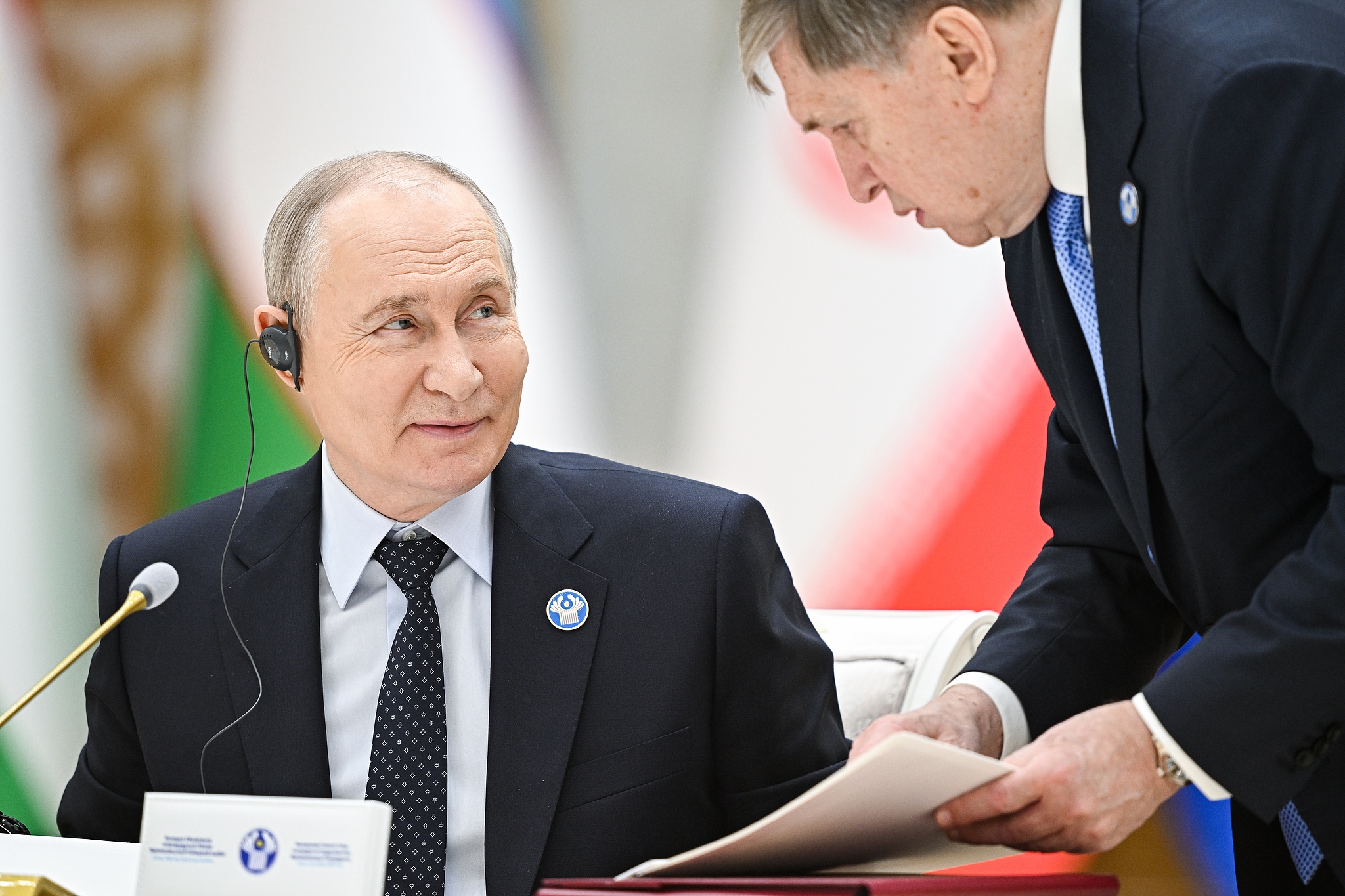 Russia's President Vladimir Putin (L) and his adviser Yuri Ushakov attend a narrow-format meeting of the CIS Council of Heads of State in Turkmenbashi, Turkmenistan, October 9, 2026. /VCG