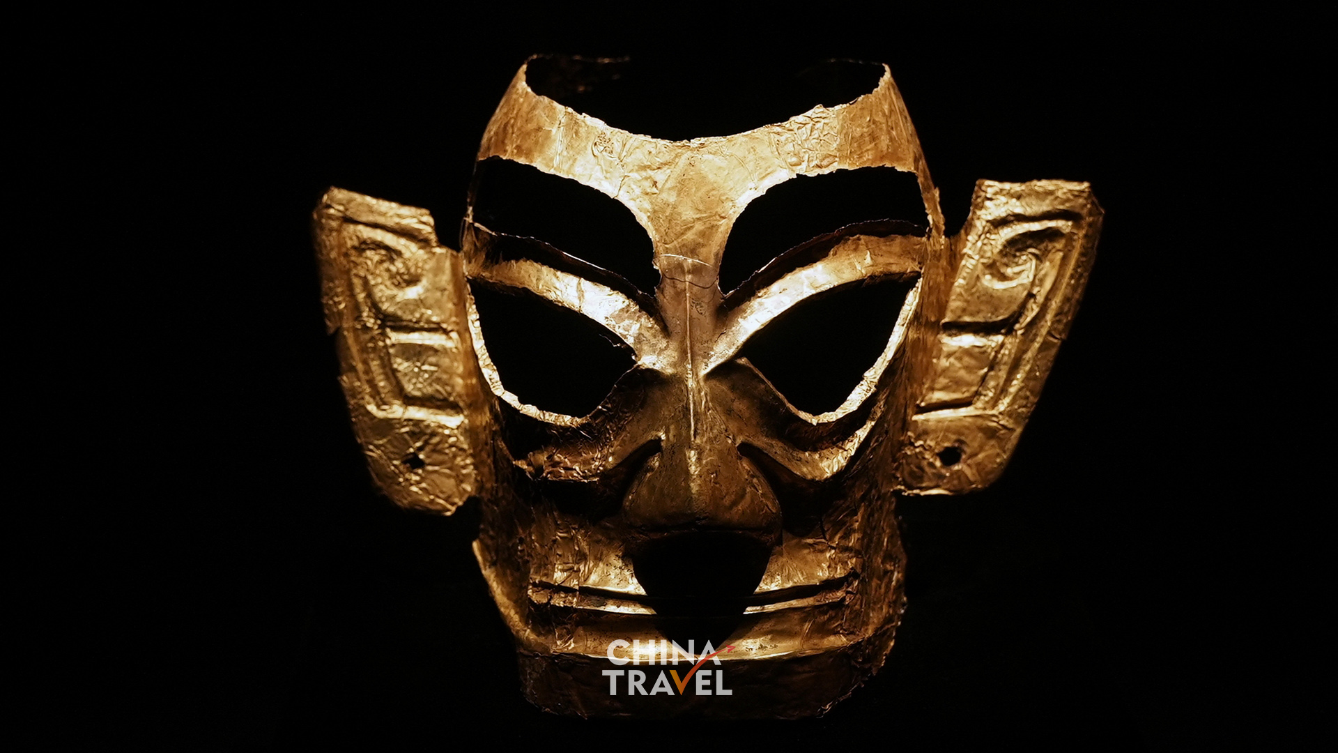 Gold catches the light in a Sanxingdui mask and an ancient Egyptian royal mask. /CGTN