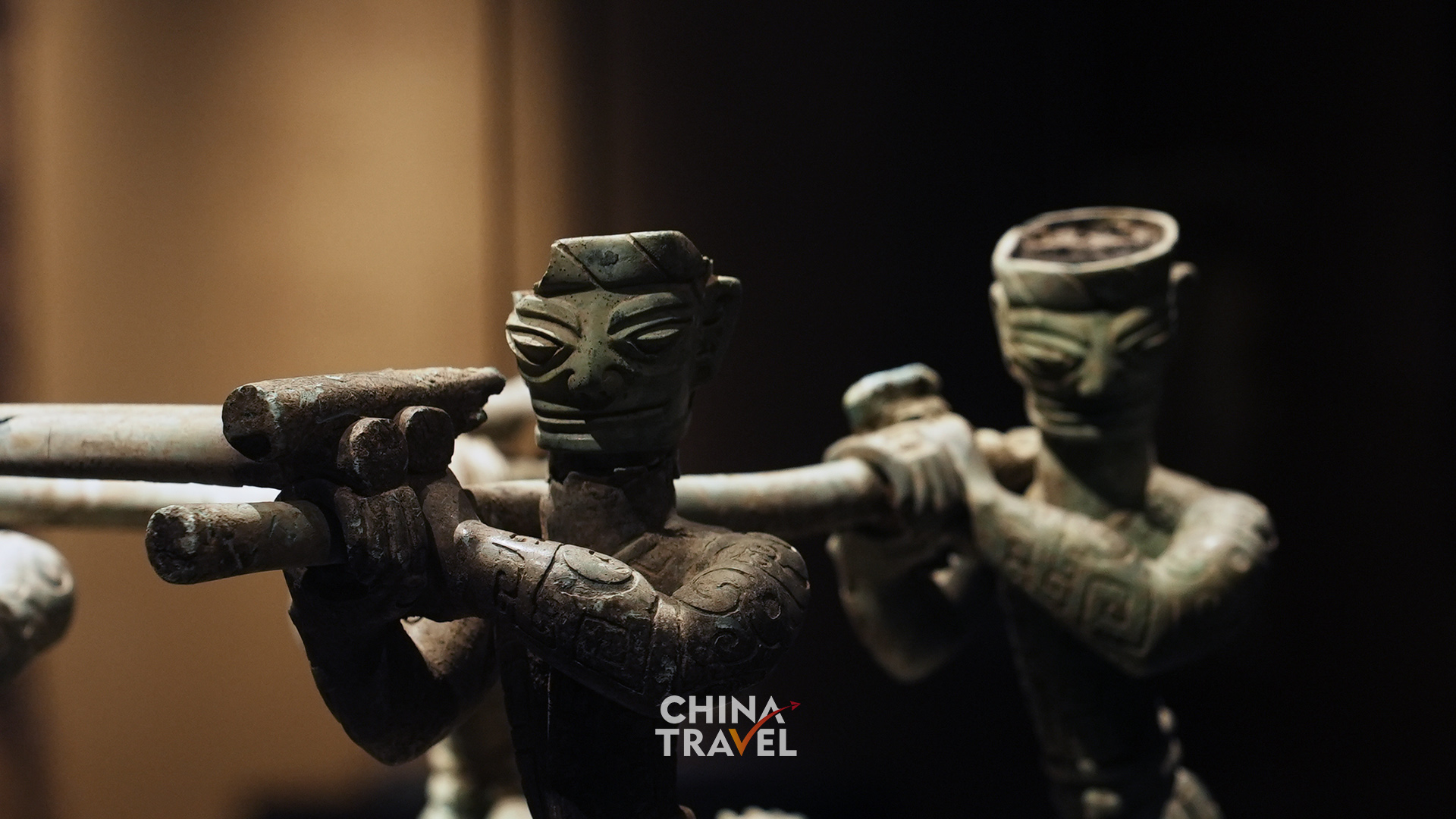 Small bronze figures and monumental Egyptian carvings bring different scales of ancient craftsmanship into view. /CGTN