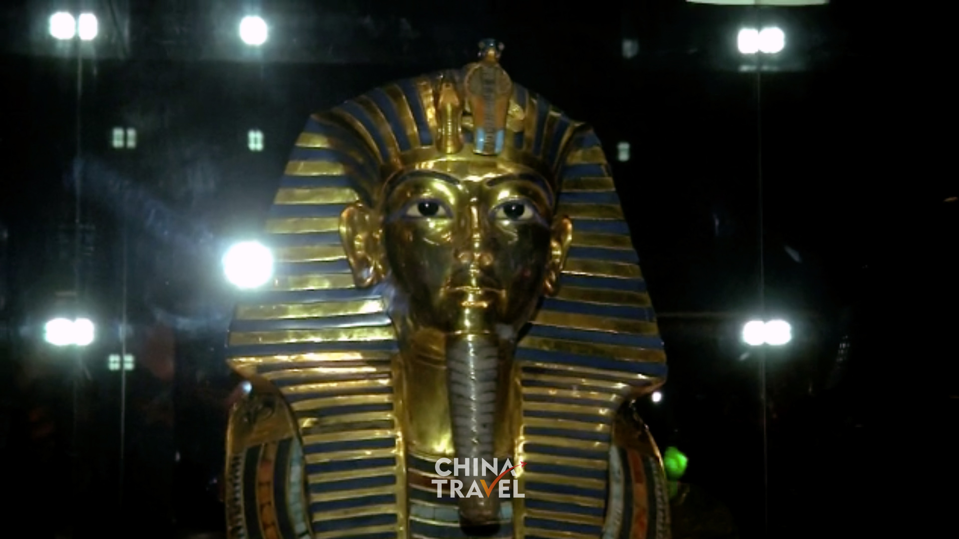 Gold catches the light in a Sanxingdui mask and an ancient Egyptian royal mask. /CGTN