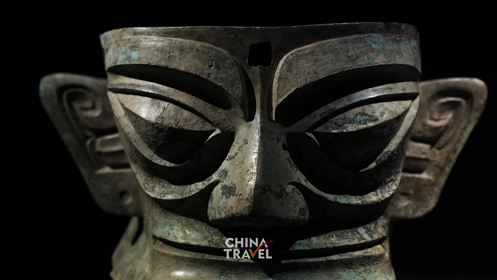A bronze face from Sanxingdui and a stone royal figure from Egypt offer two distinct visions of the human form. /CGTN