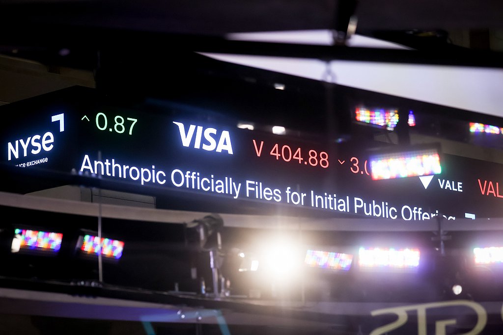 A news ticker displays Anthropic IPO news on the floor of the New York Stock Exchange in New York, US, October 26, 2026. /VCG