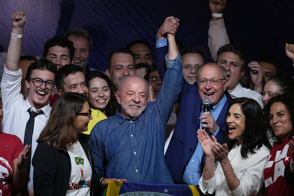 President Luiz Inacio Lula da Silva celebrates with his running mate Geraldo Alckmin after winning a fourth term in the presidential runoff, Brazil, October 25, 2026. /VCG