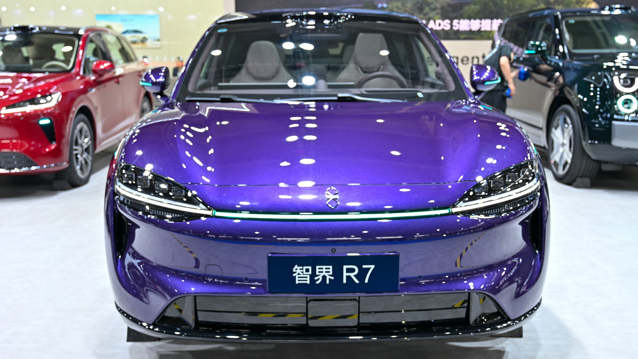 A Luxeed R7 SUV on display at a car show in Nanjing, east China's Jiangsu Province, October 2, 2026. /VCG