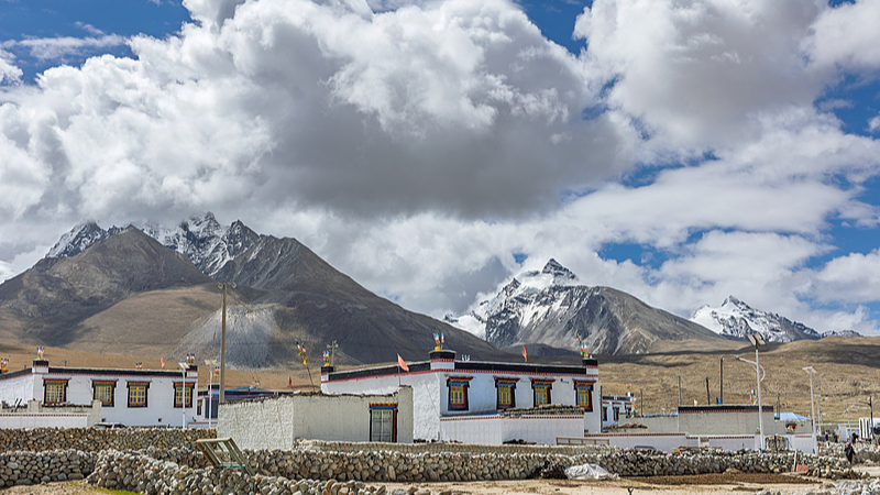 The scenery along the road from Kangmar to Duina Sancuo in Xizang Autonomous Region, China, May 27, 2025. /VCG