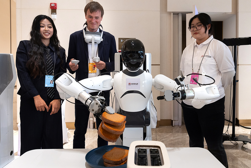 An attendee tests a robot during the 2026 Global Governance Forum, in Xiongan, Hebei Province, China, October 23 2026. /VCG