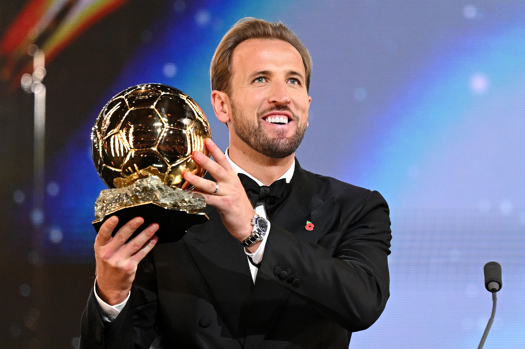 Bayern Munich and England striker Harry Kane displays the men's Ballon d'Or trophy after receiving the award at the ceremony in London, England, October 26, 2026. /VCG