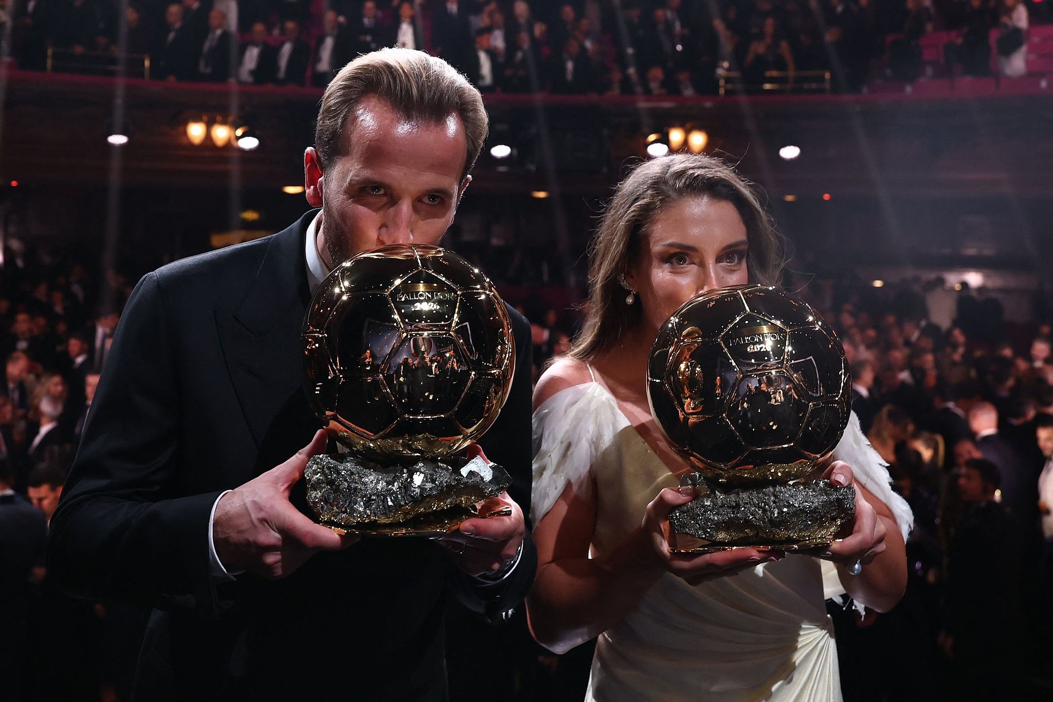 Men's Ballon d'Or winner Harry Kane (L) and women's winner Alexia Putellas kiss their trophies after receiving their awards at the ceremony in London, England, October 26, 2026. /VCG
