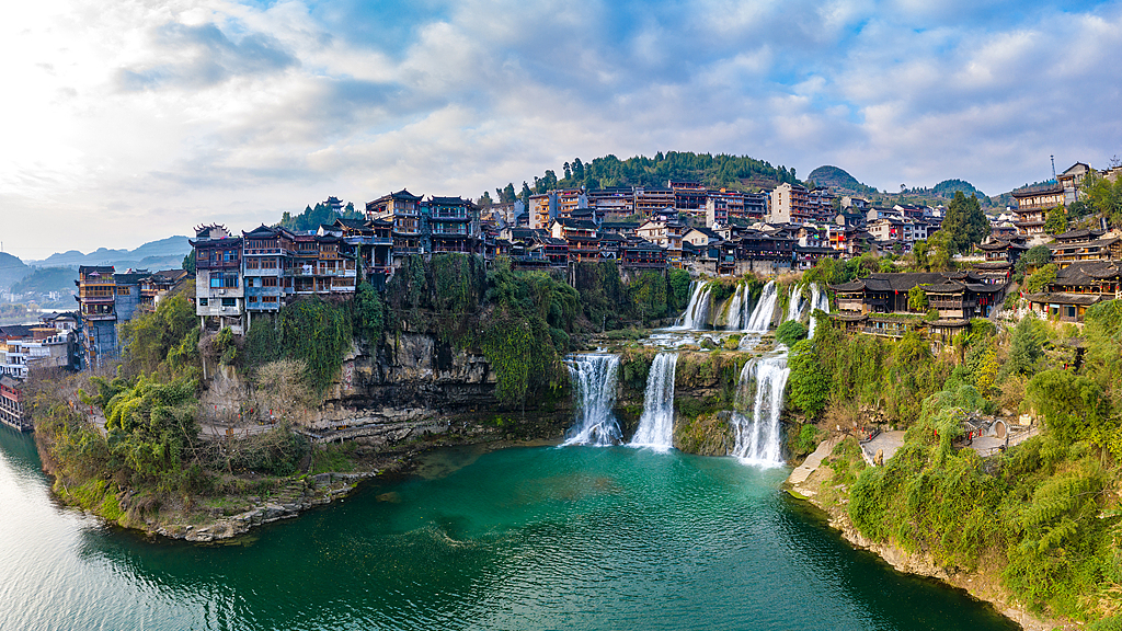 Live: Hunan's Furong – the ancient town hanging on a waterfall