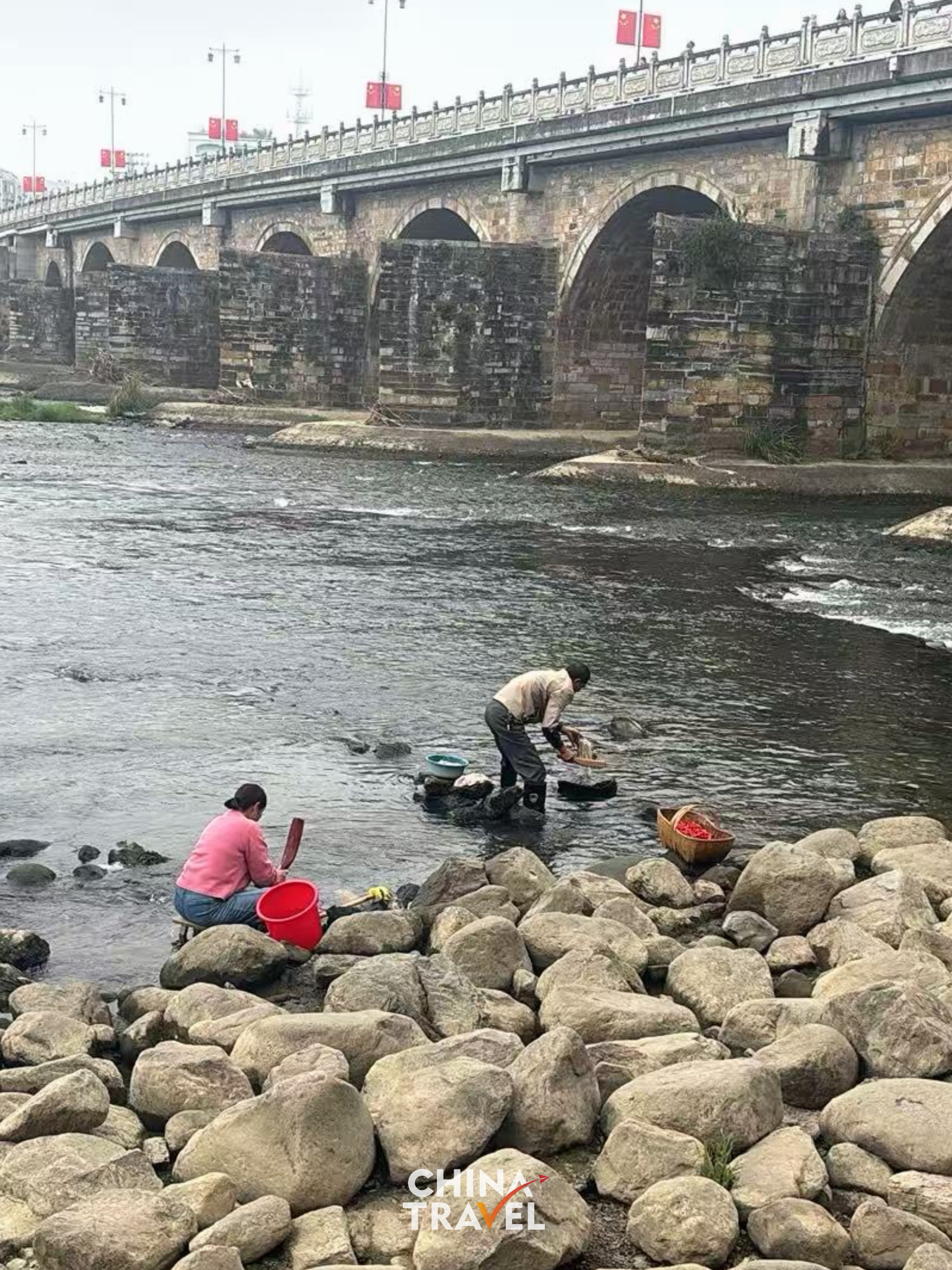 Along the Dongjin River, residents continue the tradition of washing clothes by the water. /CGTN