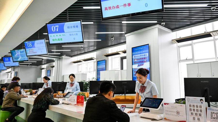 Staff members at the government service center in Ordos City, Inner Mongolia Autonomous Region in north China, serve private enterprises, April 16, 2025. /Xinhua