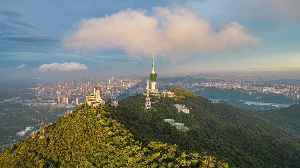 Live: Enjoy the panoramic urban view of Shenzhen on Wutong Mountain