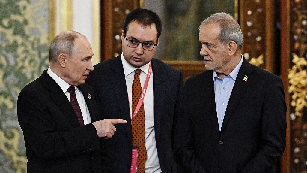 Russian President Vladimir Putin (L) and President of Iran Masoud Pezeshkian meet on the sidelines of the 8th summit of the Gas Exporting Countries Forum in Moscow, October 27, 2026. /VCG