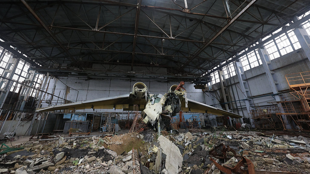 An aircraft damaged during attacks is kept in a production hall at Kharkiv State Aircraft Manufacturing Company, Kharkiv, Ukraine, October 23, 2026. /VCG