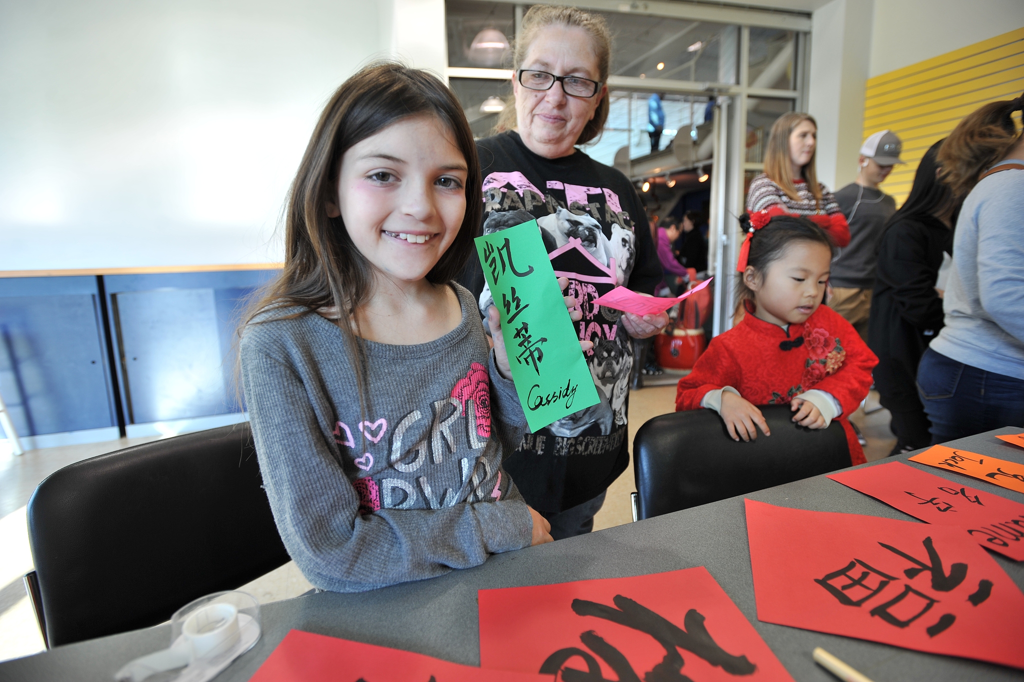American children write their Chinese names using calligraphy brushes under the guidance of Confucius Institute teachers, during a Chinese New Year cultural carnival held at the Discovery Center in Murfreesboro, Tennessee, United States, February 3, 2019. /CFP