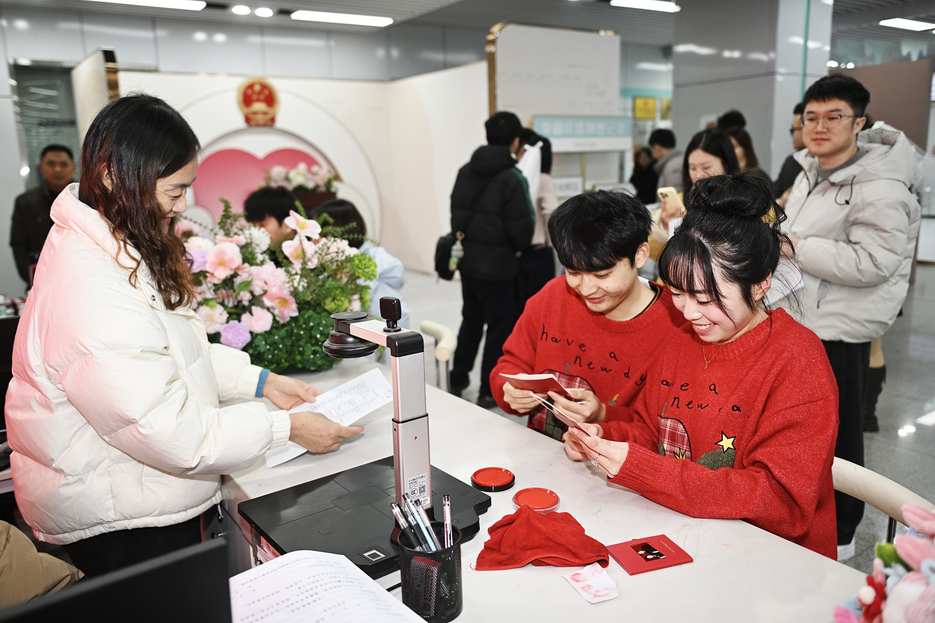 A couple registers their marriage at Xingfuba subway station in Hefei, Anhui Province. /VCG
