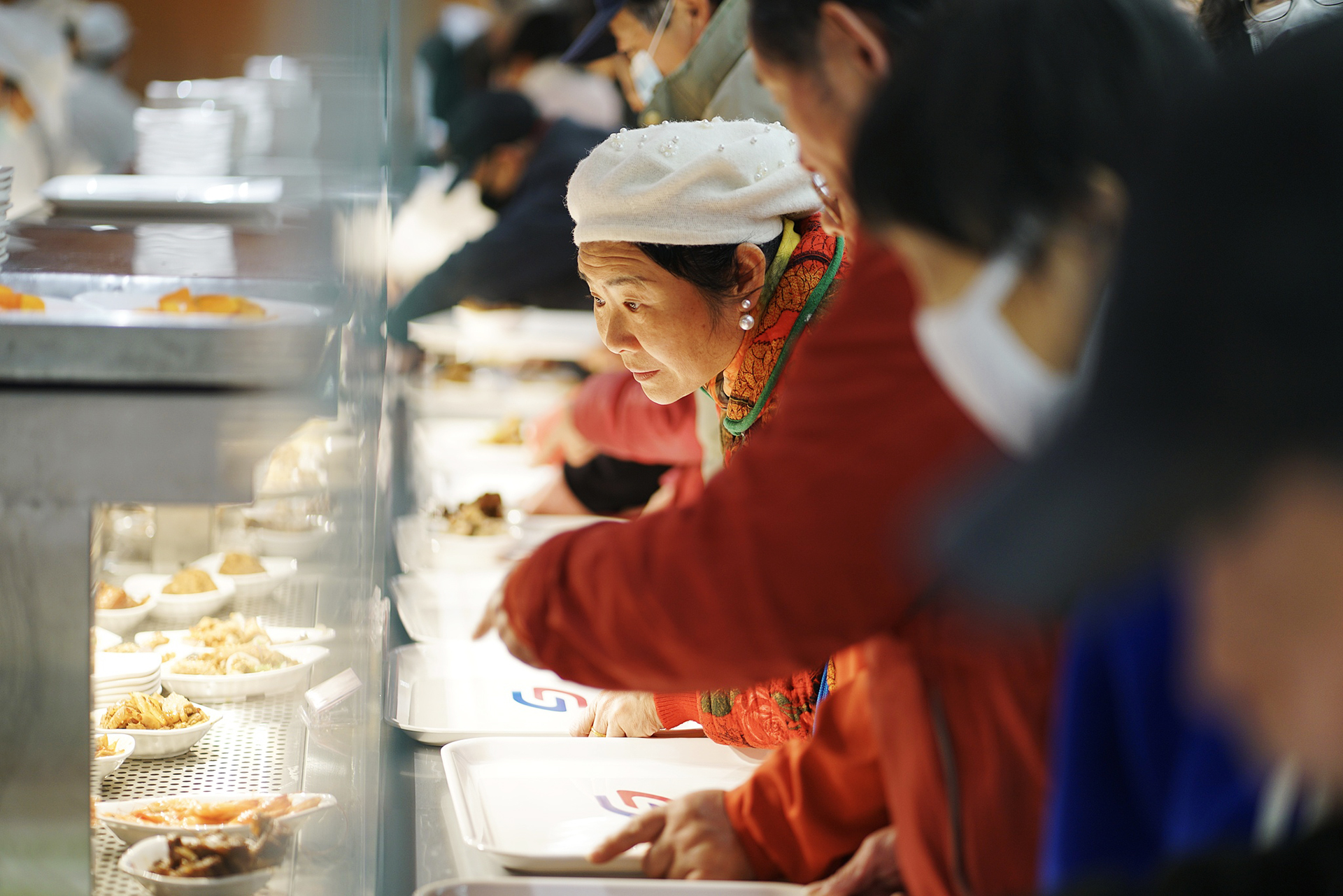 People select dishes at a community canteen inside a subway station in Suzhou, Jiangsu Province. /VCG