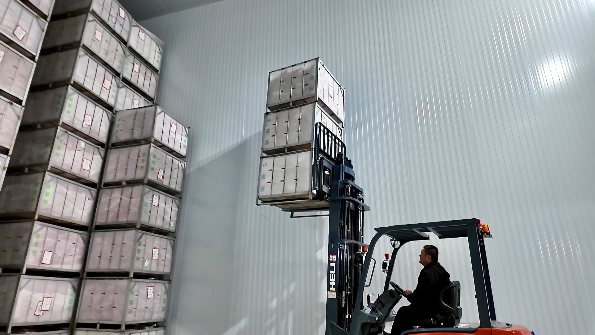 Cold storage of apples in Jixian County, Linfen City, Shanxi Province, northern China, October 25, 2026. / CGTN