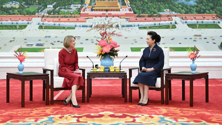 Peng Liyuan chats over tea with wife of German president
