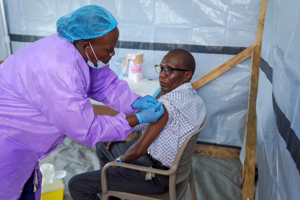 Medical staff inject a patient with a dose of the Tumaini trial vaccine in Bunia, Ituri, Democratic Republic of the Congo, October 24, 2026. /IC Photo