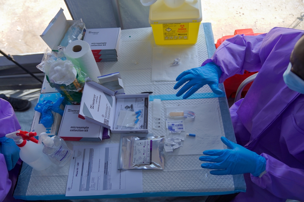 Medical staff take a blood sample from a patient in Bunia, Ituri, Democratic Republic of the Congo, October 24, 2026. /IC Photo