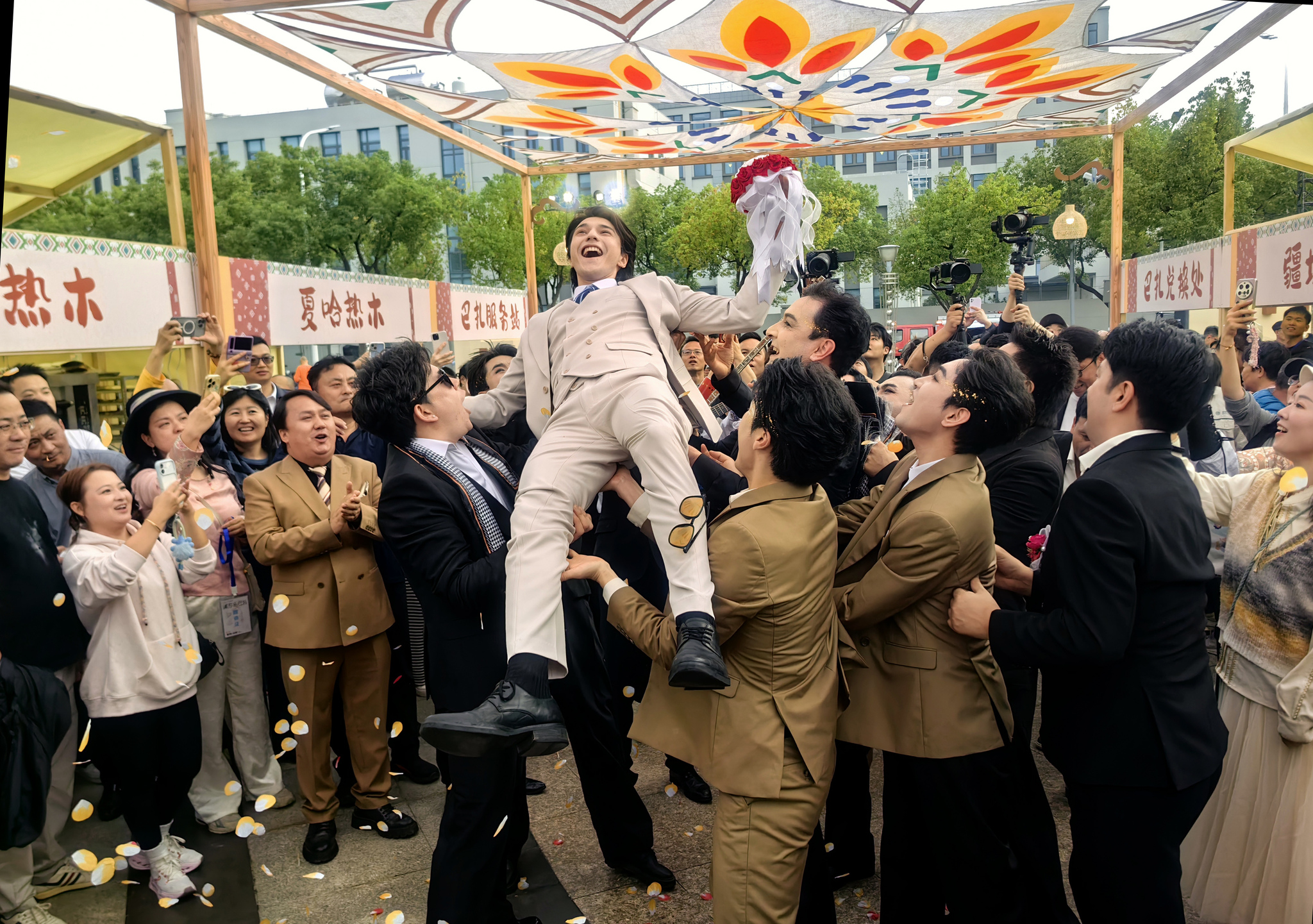Participants celebrate the 2026 Shanghai-Xinjiang Cultural Exchange Week in Zhoupu Town, Shanghai on October 29, 2026. /VCG