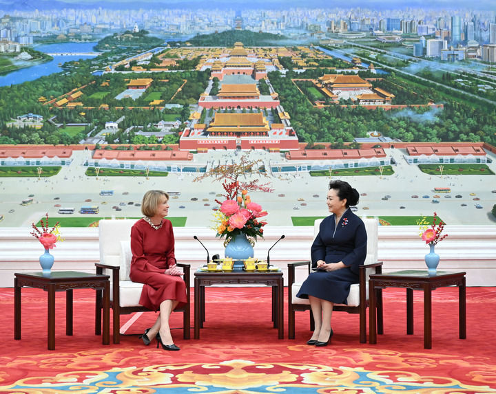 Peng Liyuan (R), wife of Chinese President Xi Jinping, chats over tea with Elke Budenbender, wife of German President Frank-Walter Steinmeier, in Beijing, China, October 30, 2026. /China Media Group
