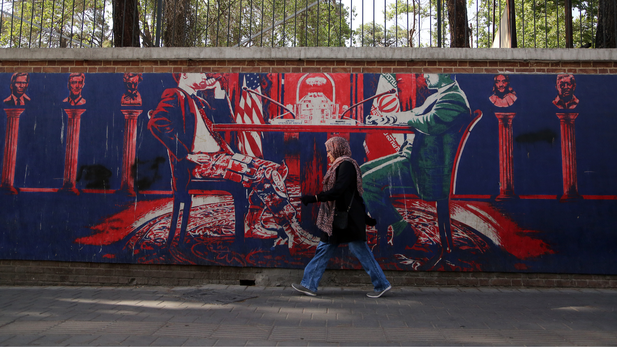 US-Iran tensions continue amid military buildup and diplomatic efforts