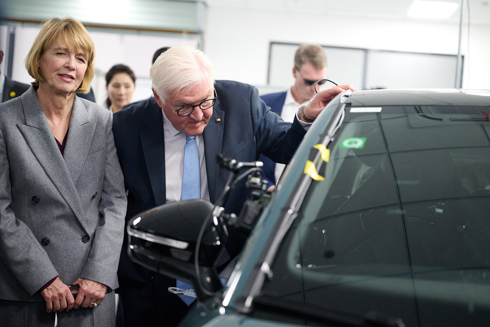 German President Frank-Walter Steinmeier is intrigued by a Volkswagen with a robotic arm at the Volkswagen Group China facility in Hefei, Anhui Province, China, October 27, 2026. /CFP