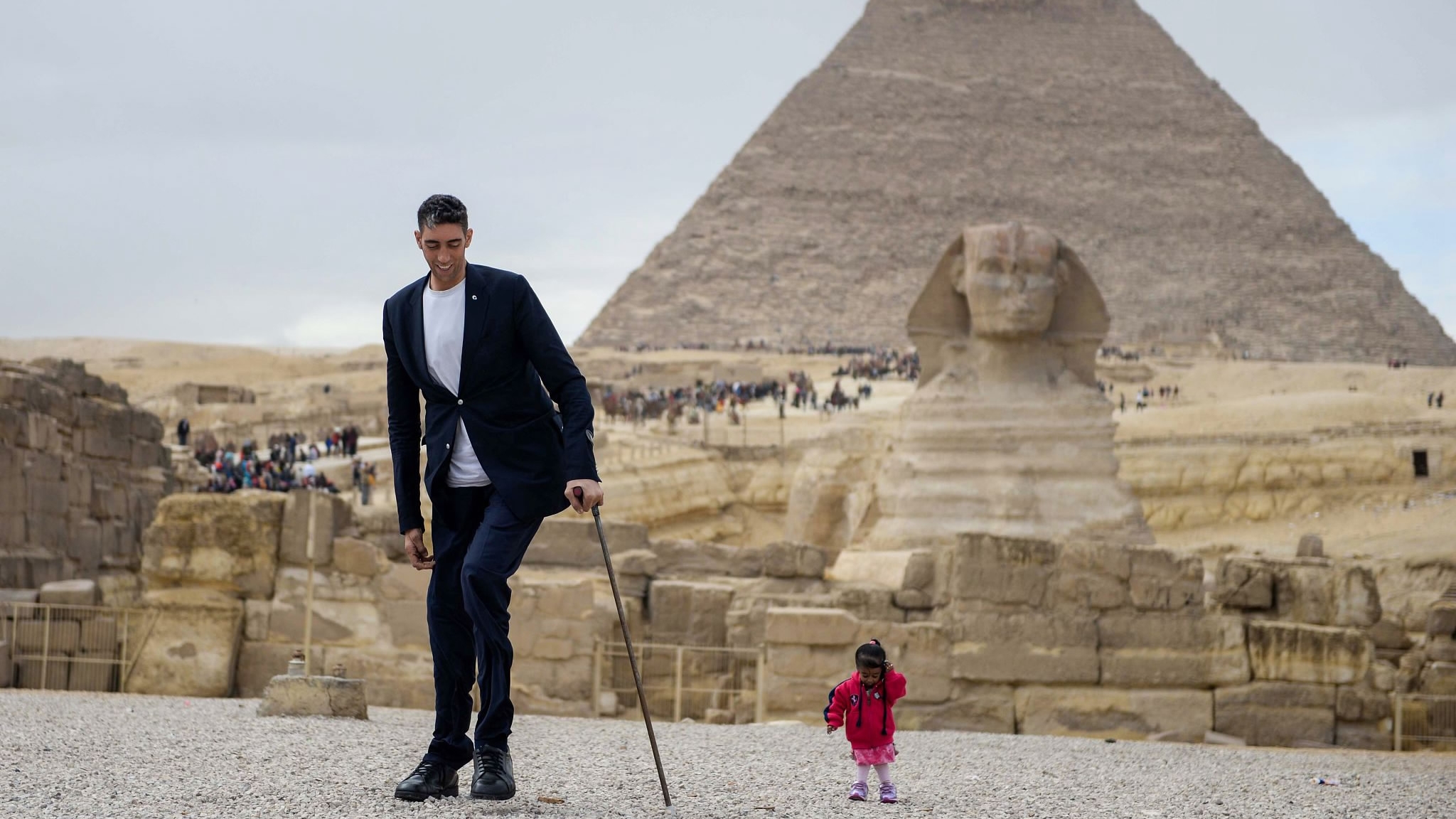 World S Tallest Man Meets World S Smallest Woman In Egypt Cgtn