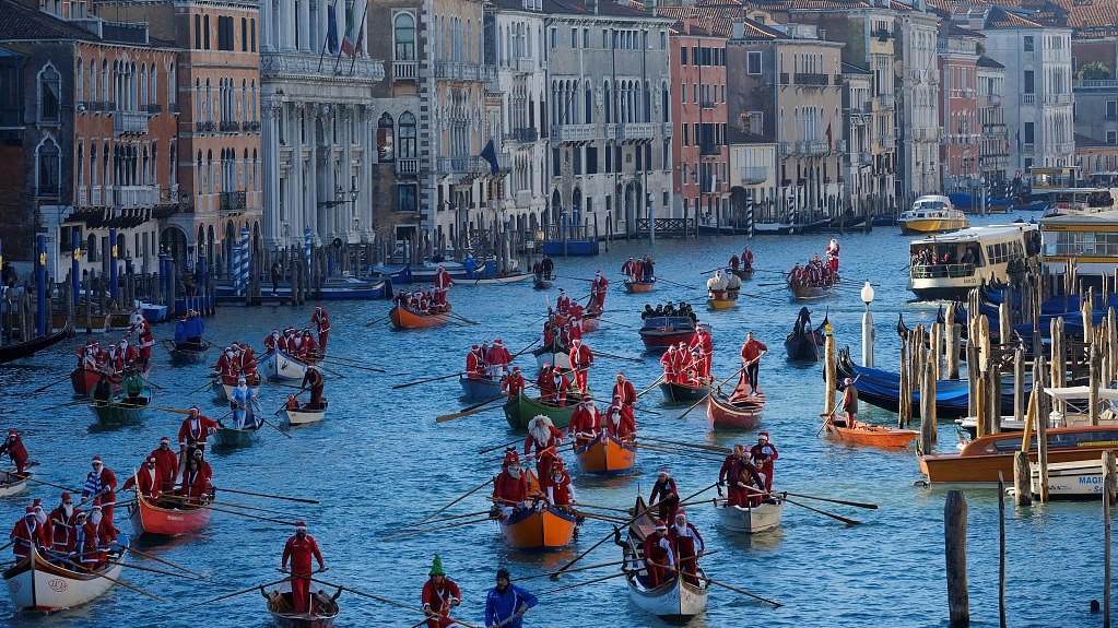 Santa rowers race in Venice’s Grand Canal CGTN