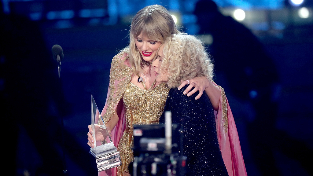 Swift Moonwalks Past Michael Jacksons Record At Ama Awards