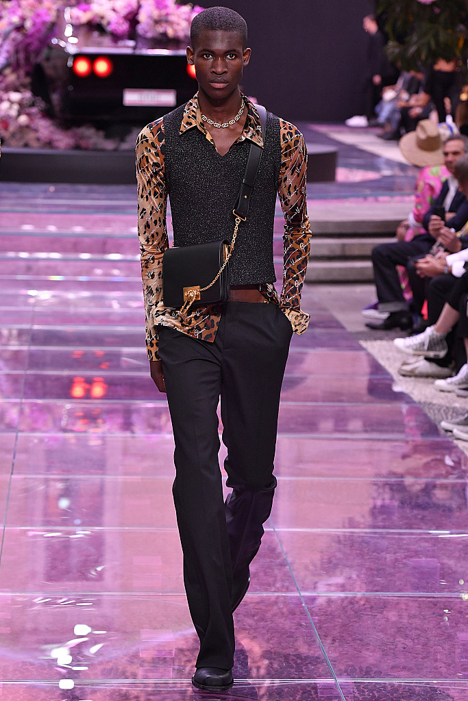Versace to Emporio: Men's looks shine, literally, in Milan - CGTN