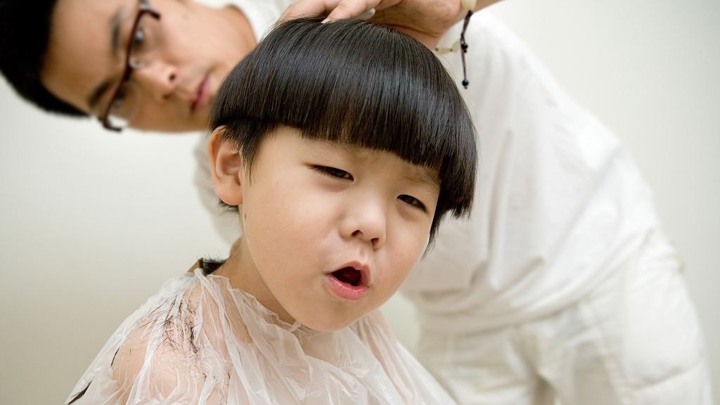 Special haircuts celebrate Longtaitou festival- ecns.cn