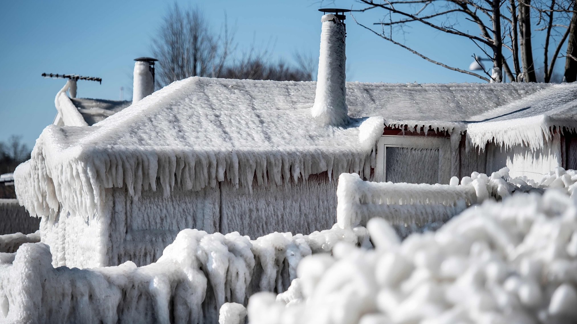 Blizzardlike weather encases houses in Copenhagen with ice CGTN