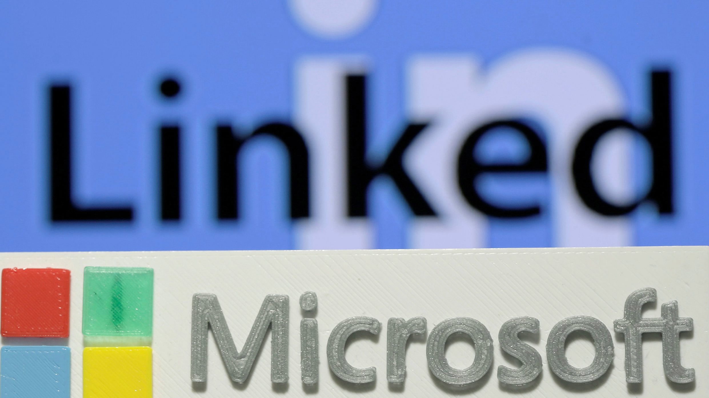 LinkedIn networks a space between China's online businesses
