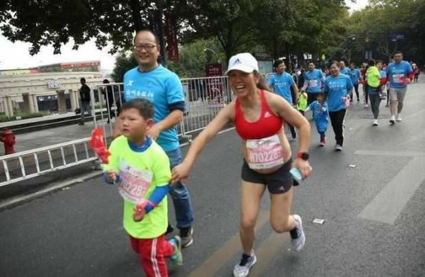 pregnant woman running marathon