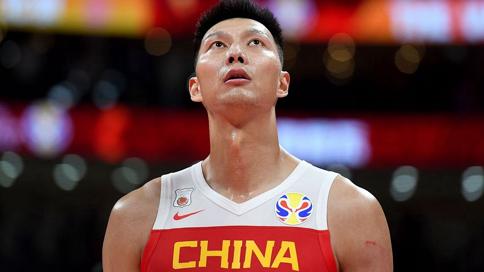 Chinese basketball player Yi Jianlian speaks as he receives a Chinese  National team's jacket from retired Chinese basketball star Yao Ming,  chairman o Stock Photo - Alamy