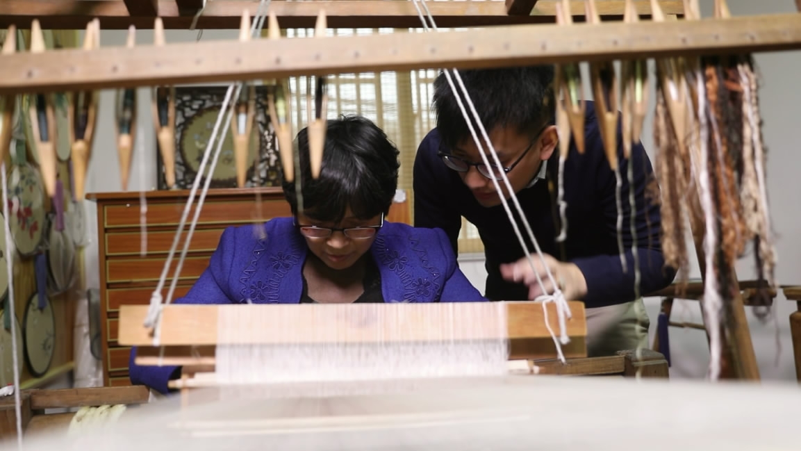 Artisan Li Jing graces Chinese traditional cut silk circular fan - CGTN