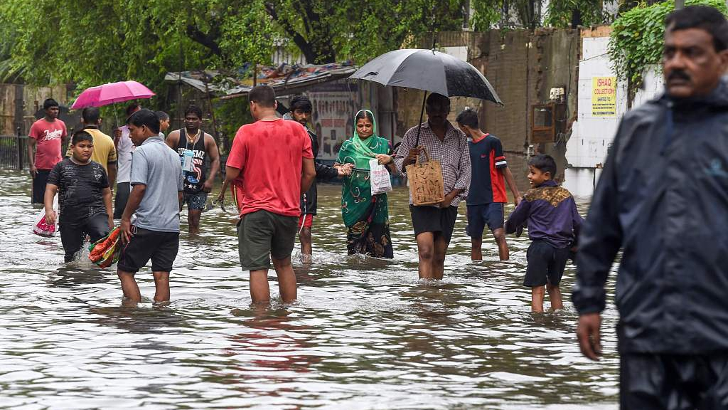 Heavy monsoon rains in Mumbai disrupts traffic - CGTN