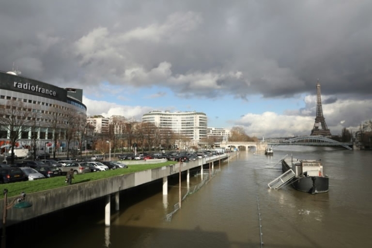 Paris’s flooded Seine river swells higher - CGTN