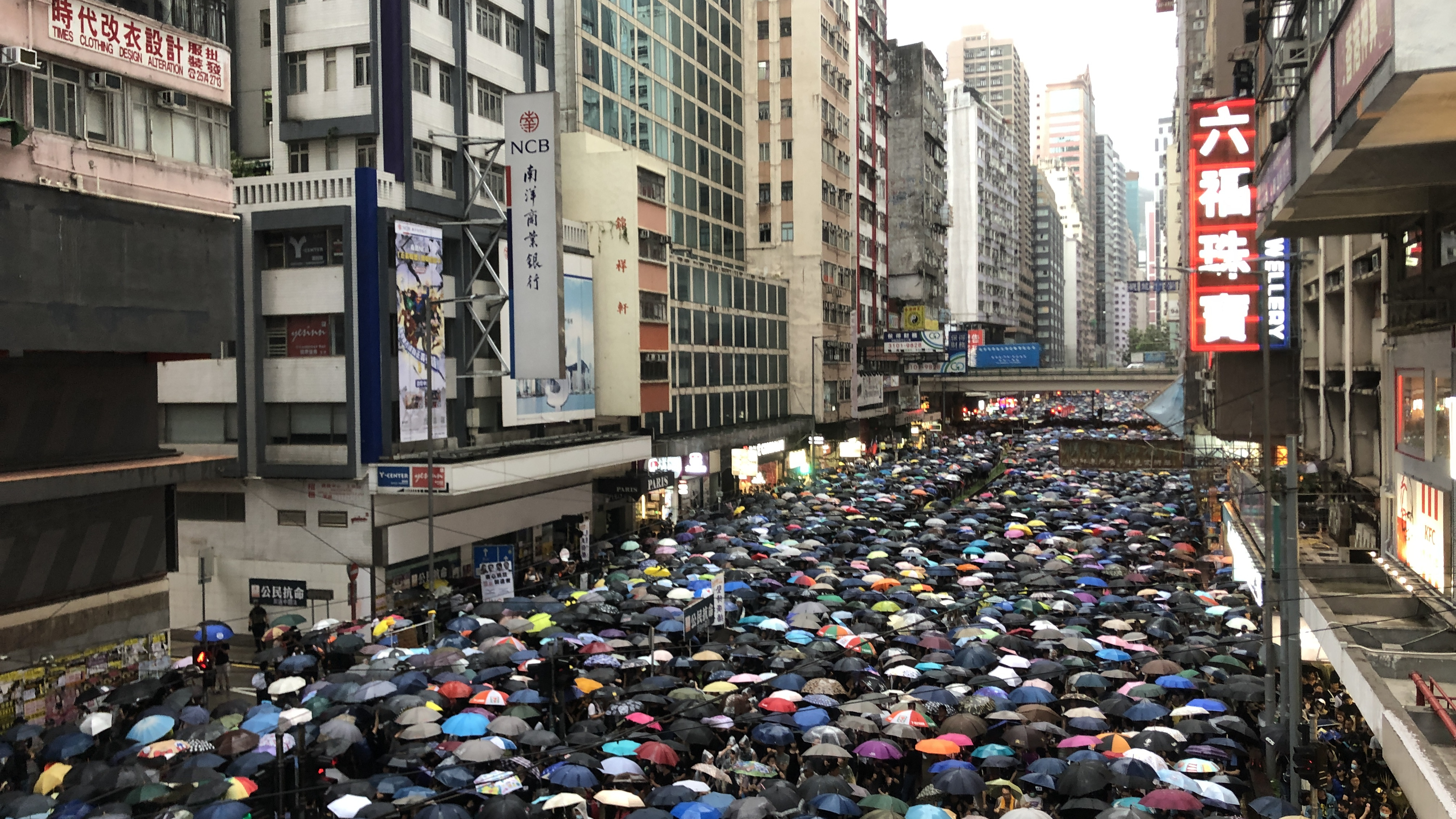 Hong Kong protests spread beyond confined area 