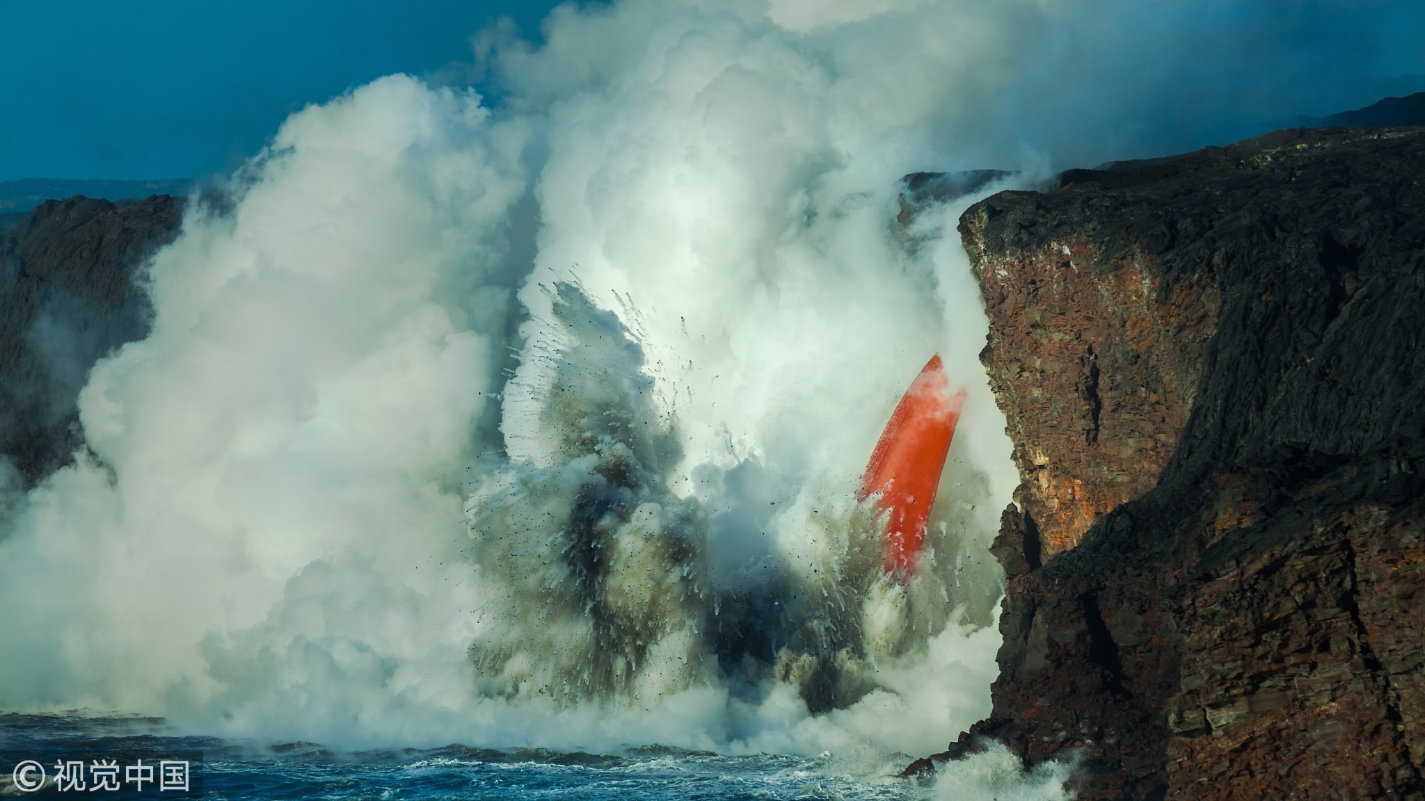 Stream of lava pours into the Hawaii sea - CGTN