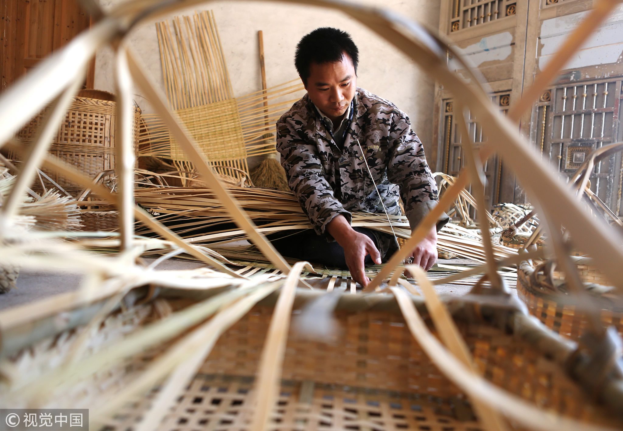 Meet the amputee supporting family by making bamboo crafts - CGTN