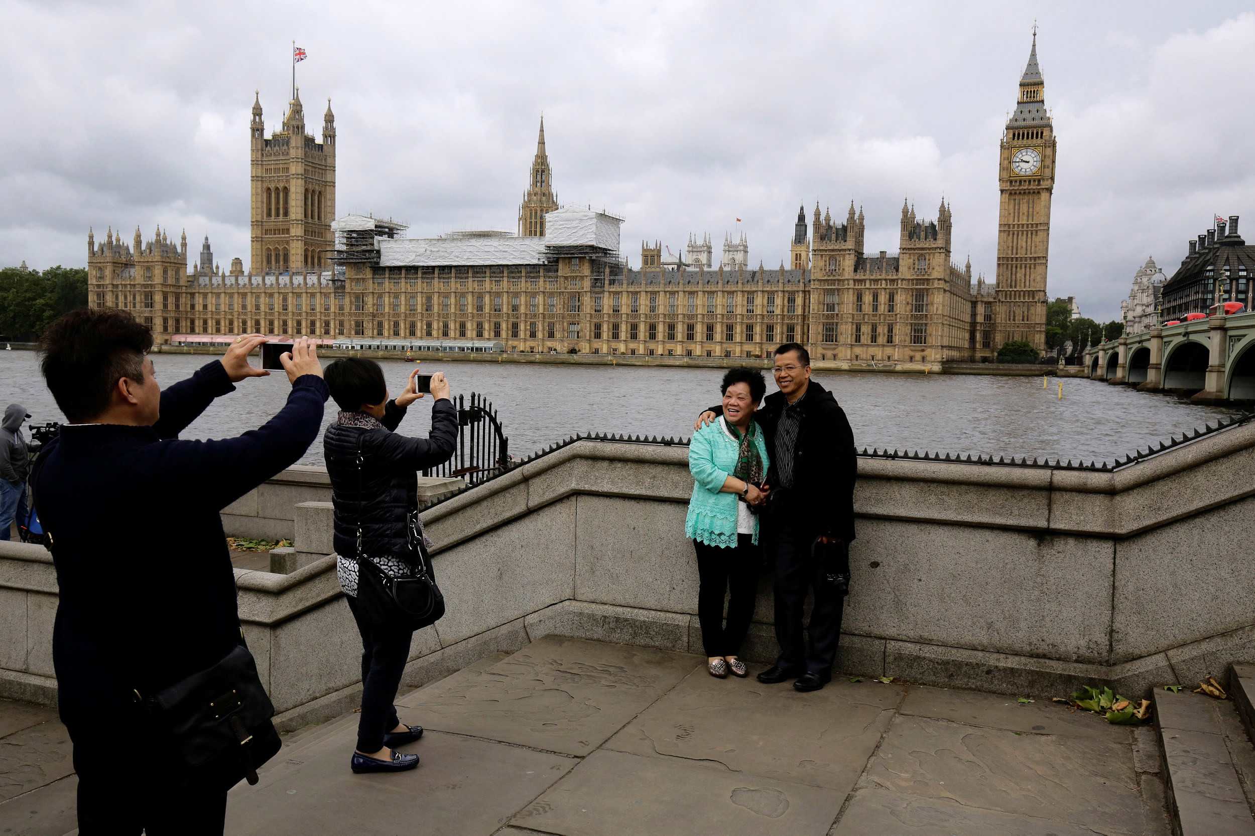 Tourism in britain. Биг Бен туристы. Туристы в Лондоне. Путешествие в Великобританию. Биг Бен и человек.