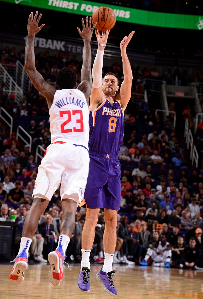 Suns Get 6th Straight Victory, Beating Clippers 103-96 - Bloomberg