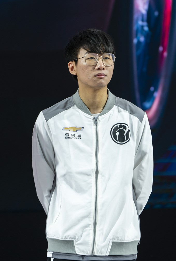 Press F to pay respect to all the - IG [-Invictus Gaming]