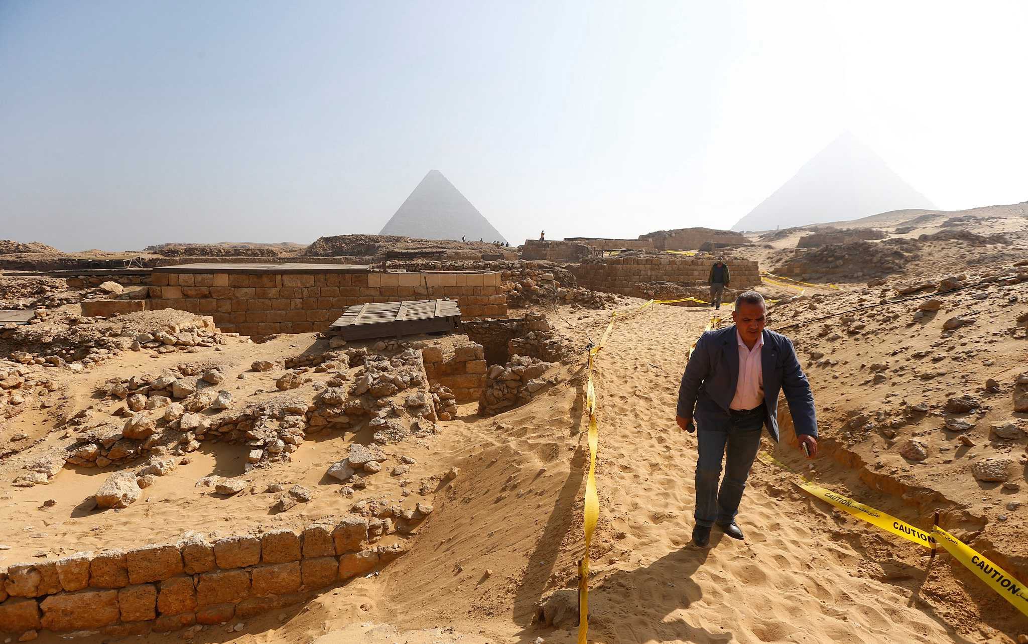 Египет в начале июня. Гробница Хетпет. Раскопки пирамид. Археологи египетских пирамид.
