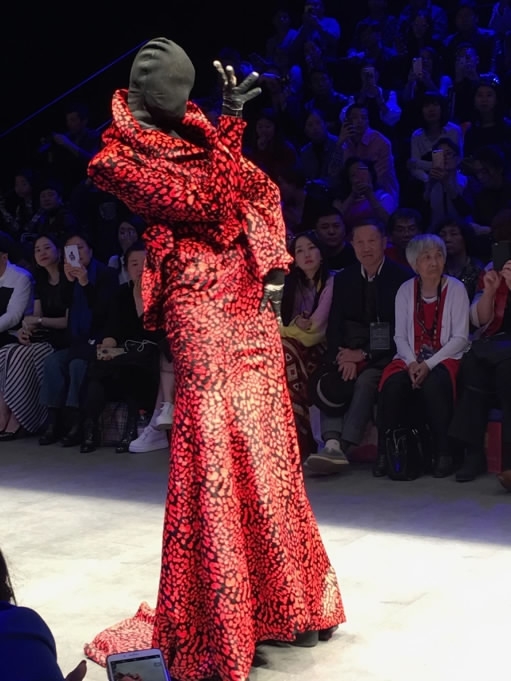 First Look: Designer Hu Sheguang opens 2018 China Fashion Week - CGTN