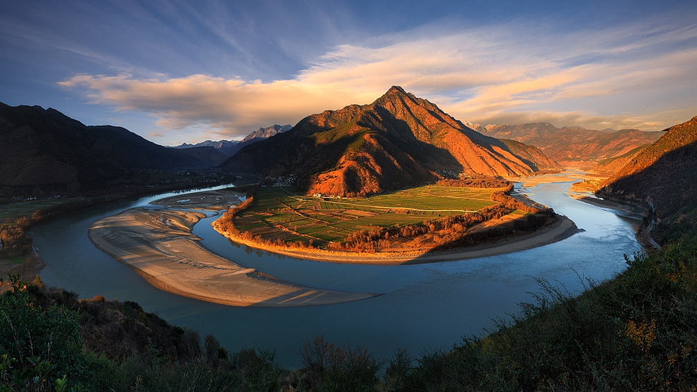 Enjoy the natural splendors along an explorer's trek